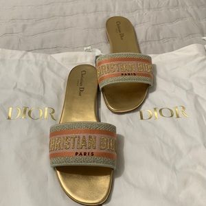 DWAY SLIDE
Gold-Tone Cotton Embroidered with in Gold-Tone Metallic Thread